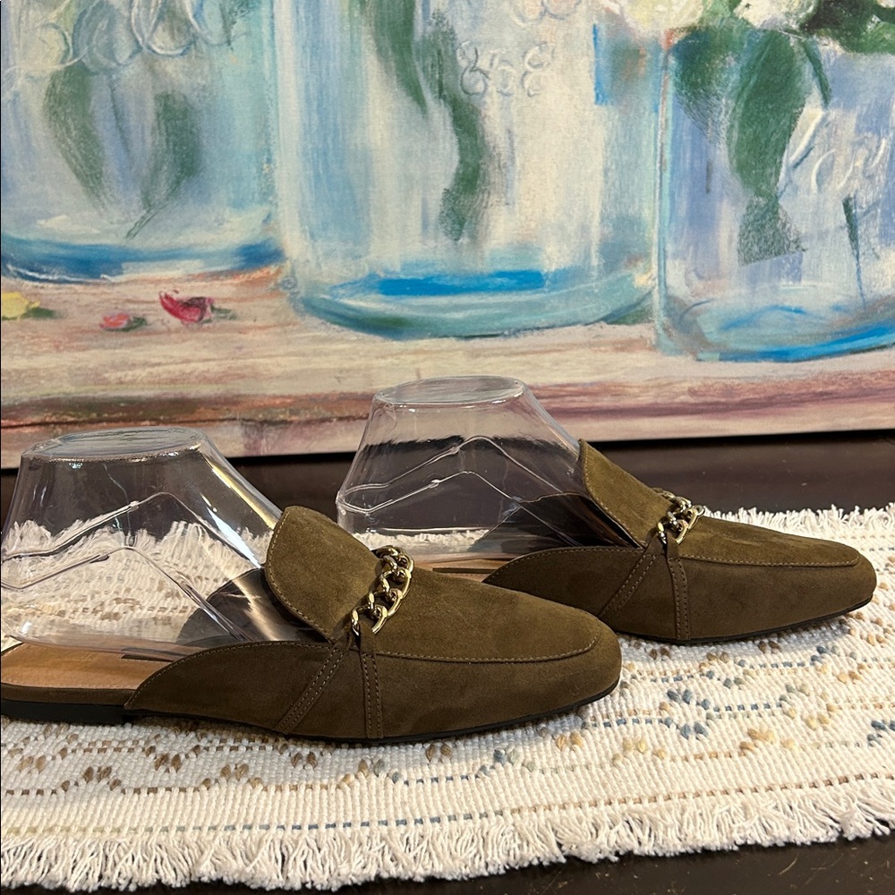 New Directions olive green Suede Footwear with Gold Logo size 8.5 - Picture 3 of 7